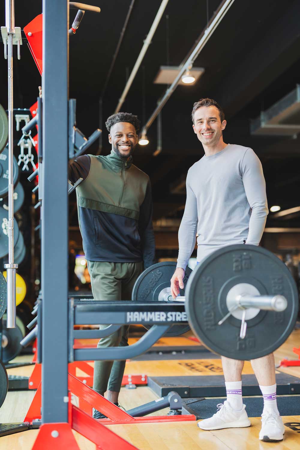 benefit fitnessstudio zwei maenner am rack mit langhantel januar2026