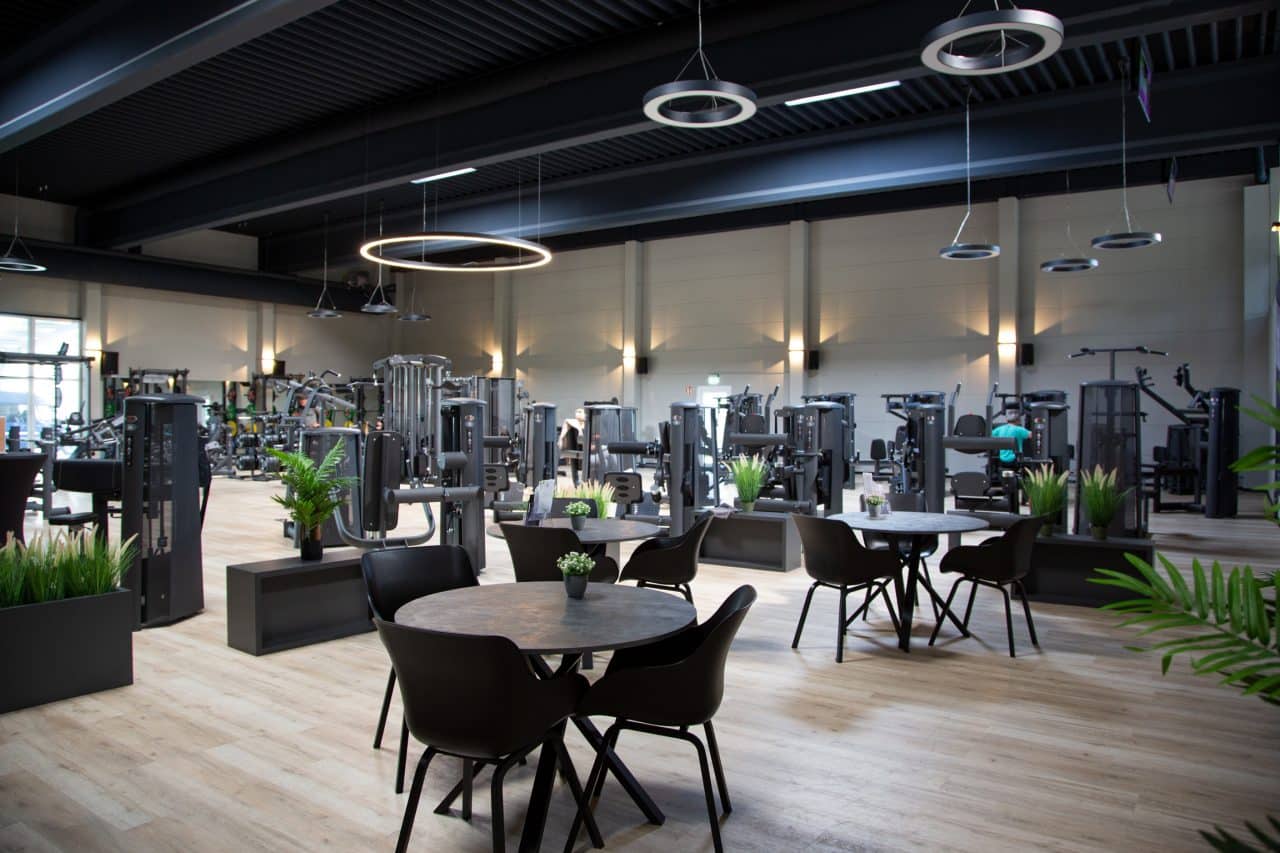 beneFit_Fitness_Wellness_Fitnesskurse_Fitnessstudio_Oldenburg_Vechta_Aufenthaltsbereich_und_Trainingsgeräte